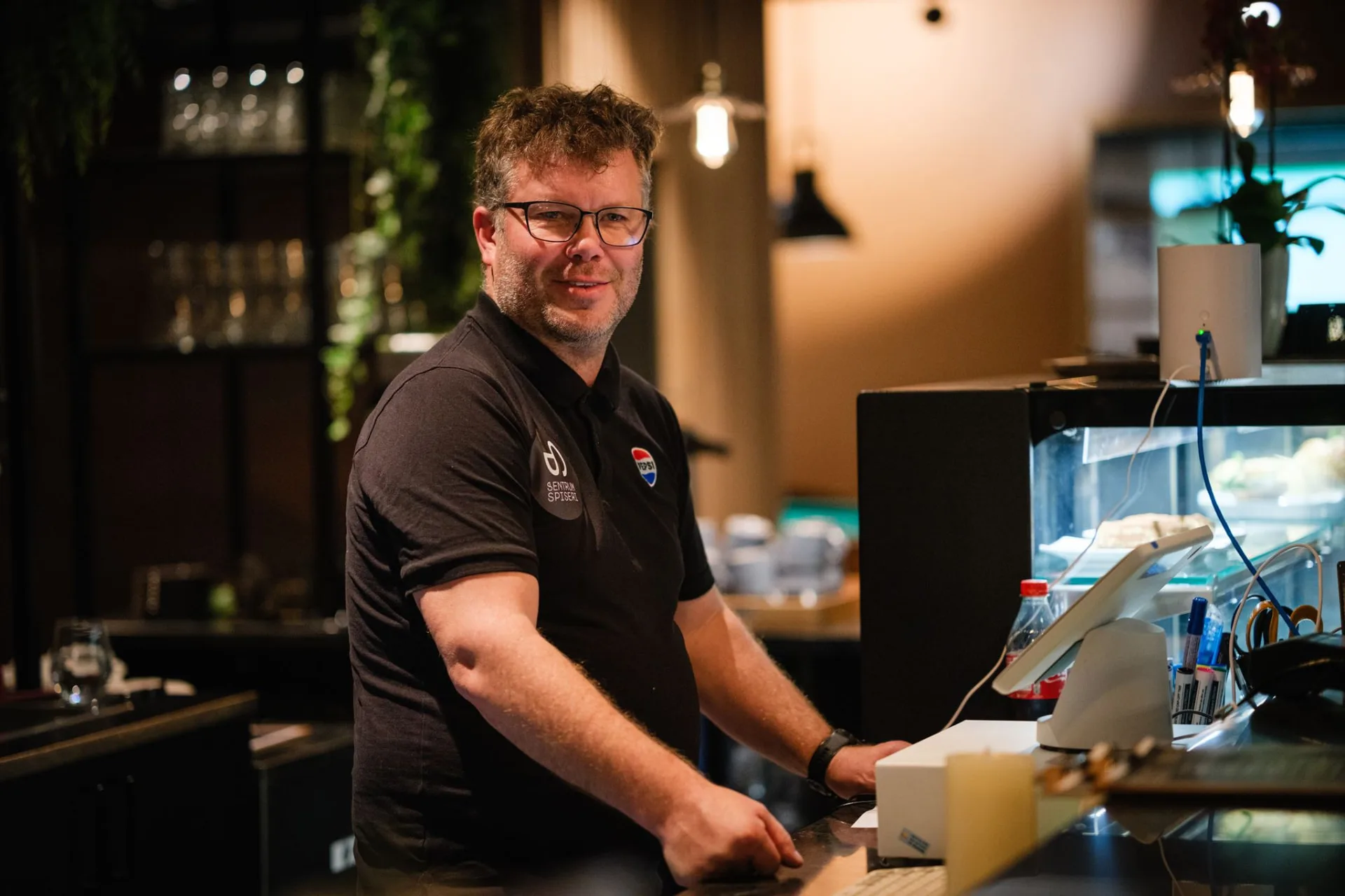 Vertskapet bak baren på Sentrum Spiseri